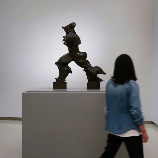 Visitatore al museo davanti a una scultura, dal sito AdArtem